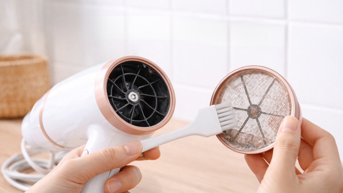 Làm sạch quạt gió để hạn chế máy sấy tóc bị khét