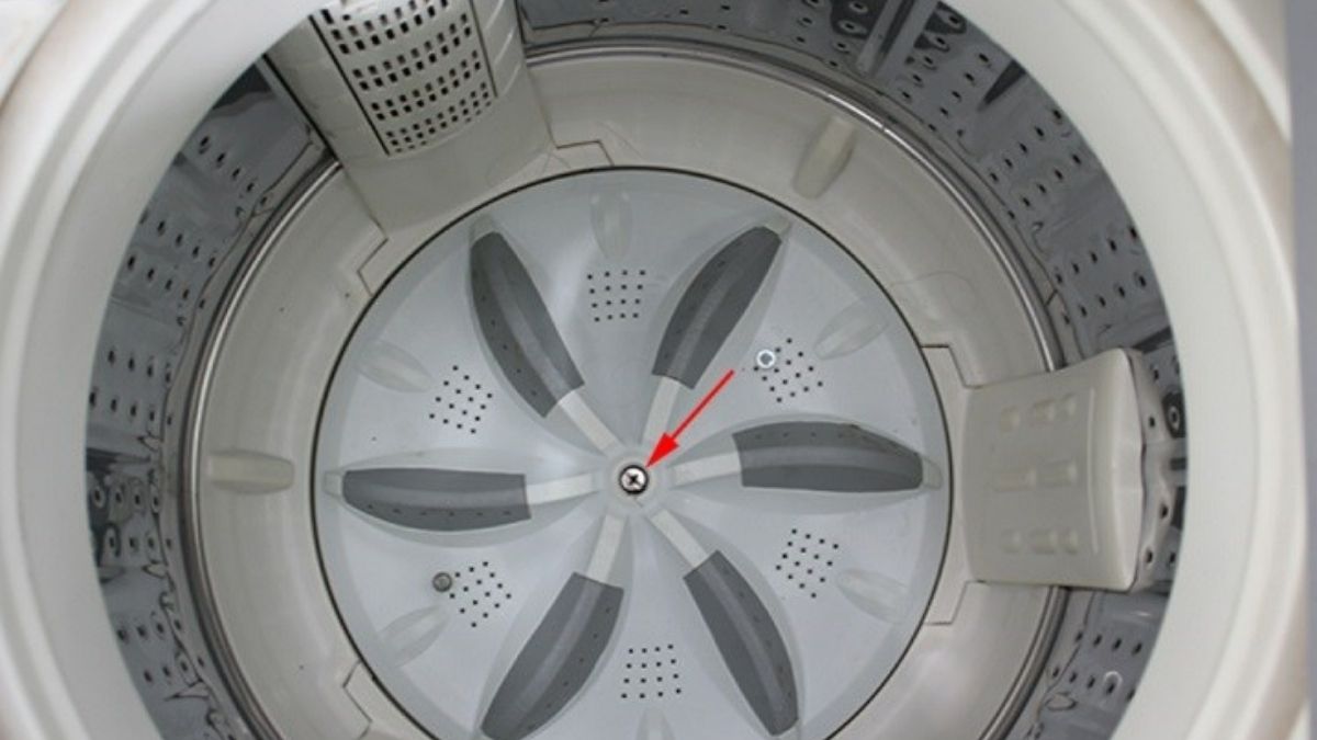 Tháo mâm giặt hoặc lồng giặt trong