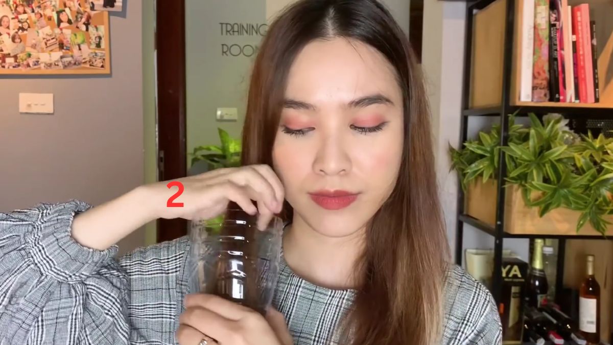 Chia tóc ra và luồn tóc vào phần trên của chai nhựa