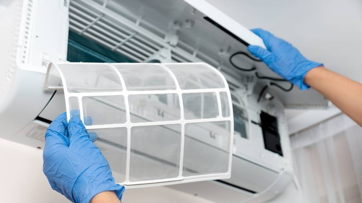 Tháo và vệ sinh lưới lọc bụi