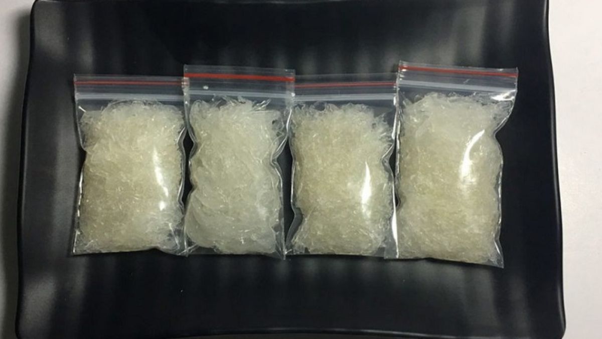 Đóng gói bằng hũ thủy tinh hoặc túi hút chân không