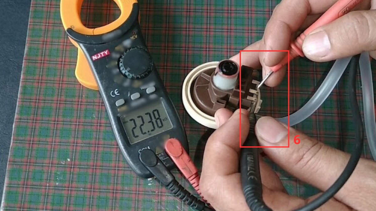 Dùng đồng hồ đo điện để kiểm tra tín hiệu