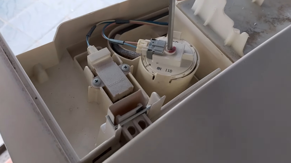 Cảm biến mực nước máy giặt nằm ở đâu?