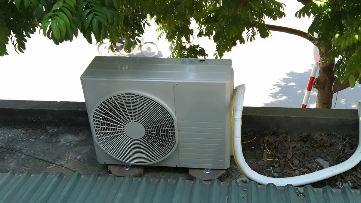 Vật lạ rơi vào bên trong cục nóng điều hòa