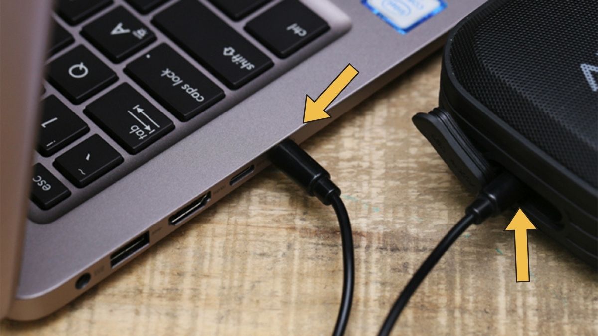 Cách dùng loa ngoài hoặc tai nghe thay thế loa máy chiếu