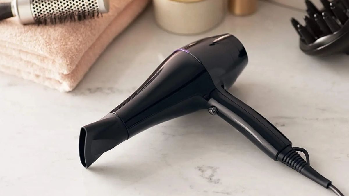 Làm khô sơn gel bằng máy sấy tóc