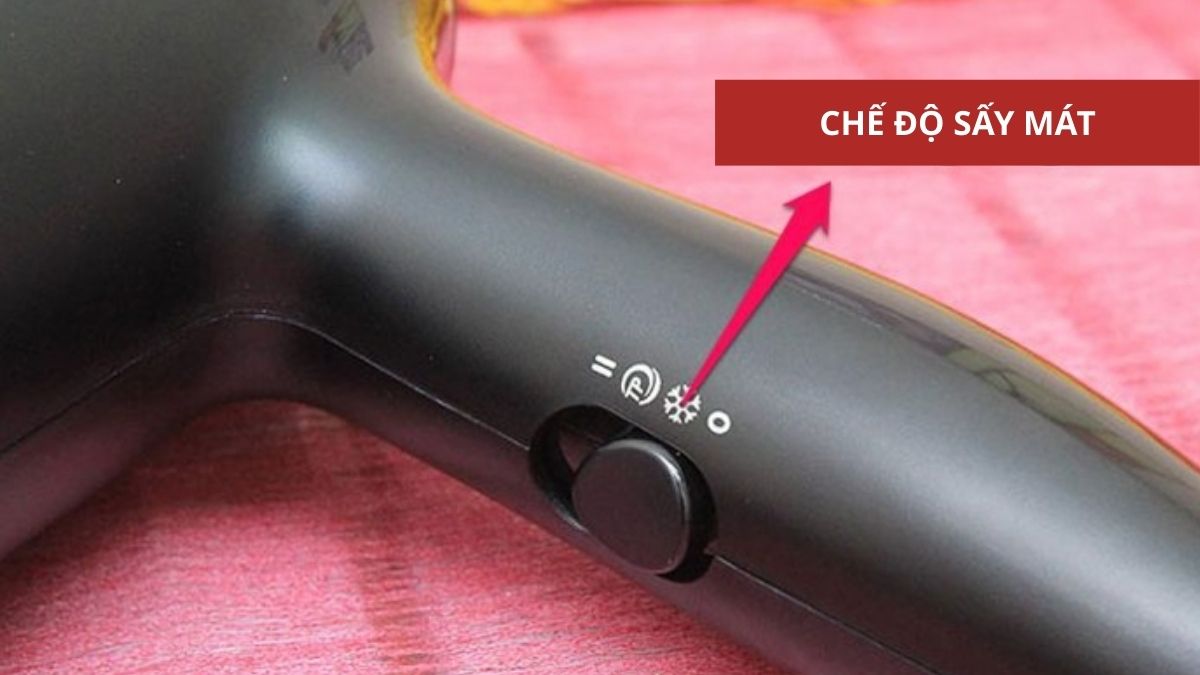 Chỉnh máy sấy ở mức gió mát hoặc ấm nhẹ