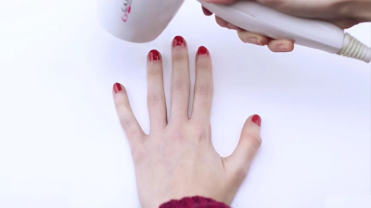 Sấy từng móng trong 2 - 3 phút