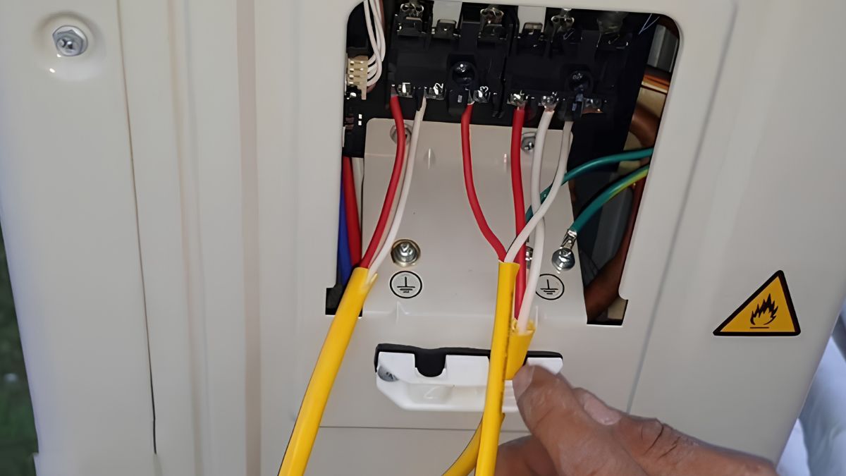 Giắc cắm kết nối cảm biến bị lỏng hoặc oxy hóa