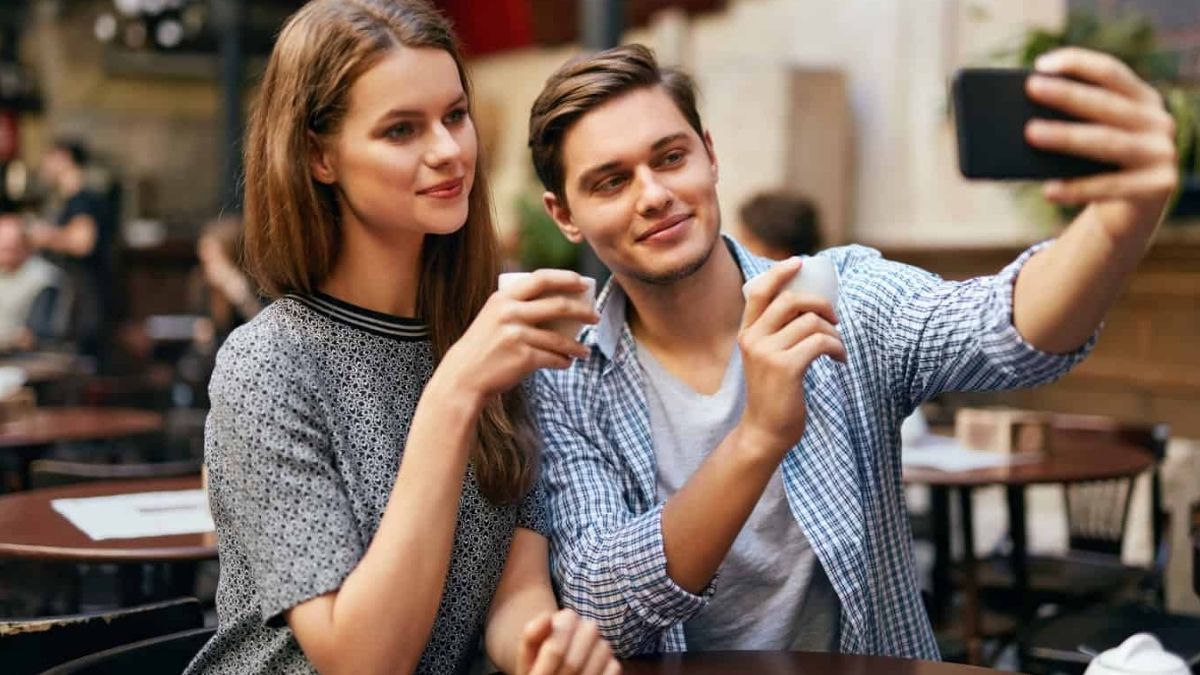 Status chúc ngày mới cho người yêu đăng social media