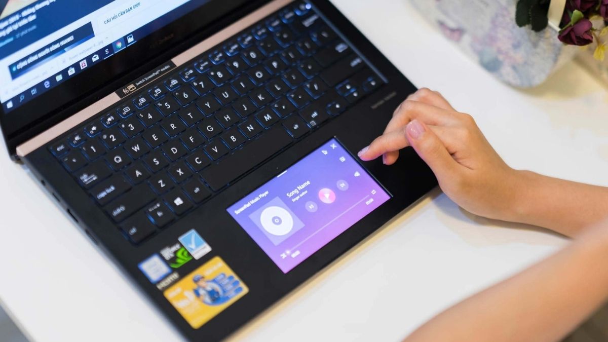 Laptop 2 màn hình là gì?