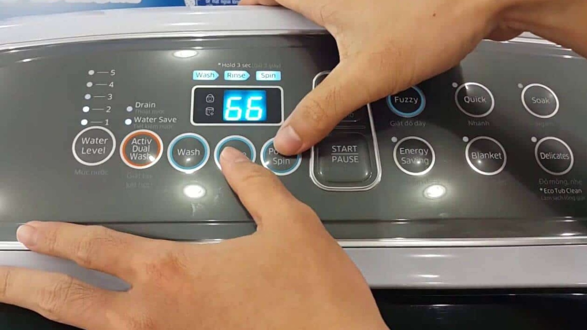 Cắm điện và bật máy giặt thử