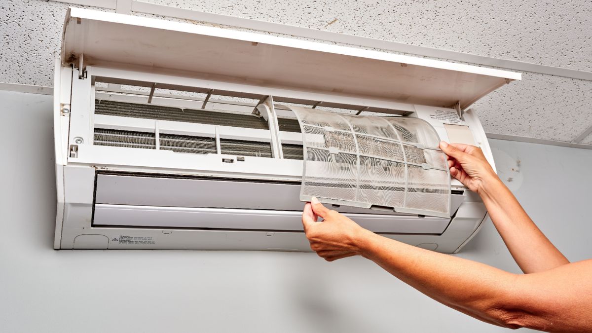 Máy lạnh lâu ngày không vệ sinh, bám bụi dàn lạnh