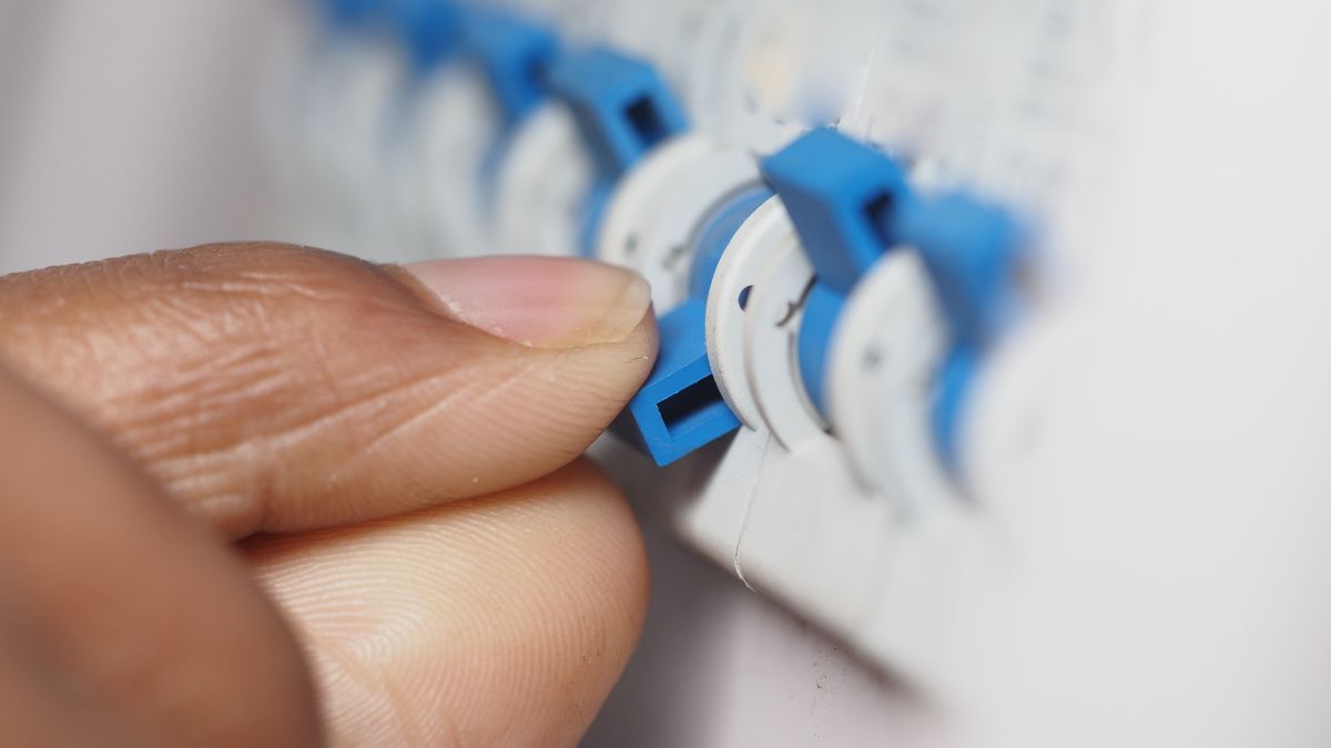 Đợi khoảng 5-10 phút rồi bật điện lại