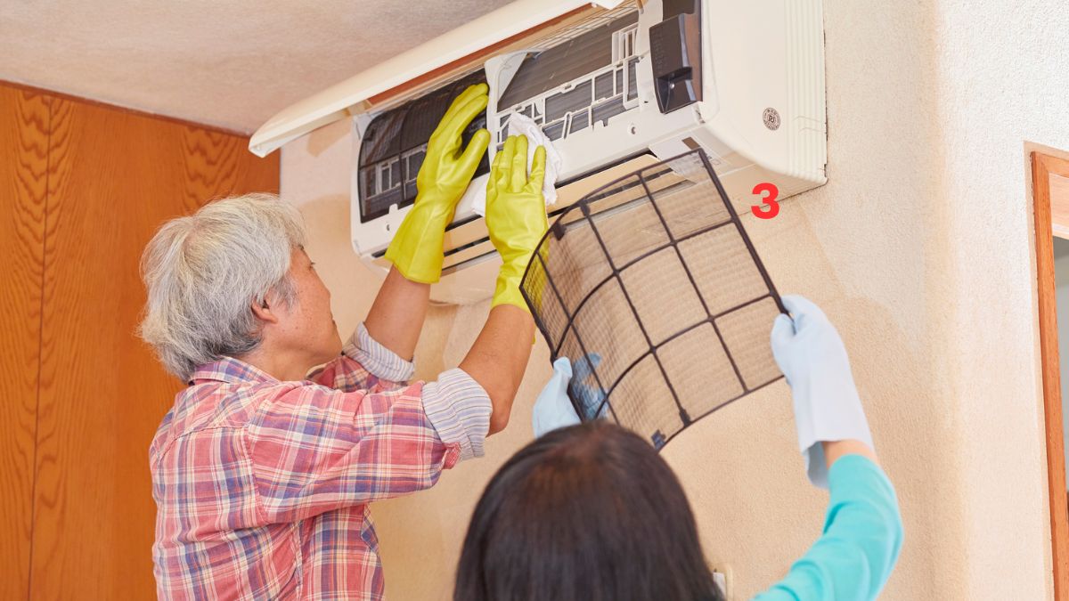 Tháo lưới lọc và vệ sinh sạch bụi bẩn
