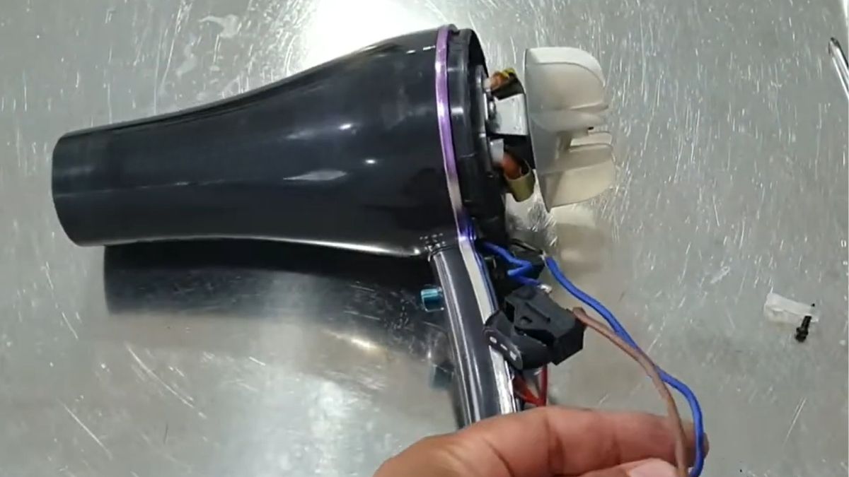Máy bị cháy dây điện làm máy sấy tóc đang chạy tự nhiên ngắt