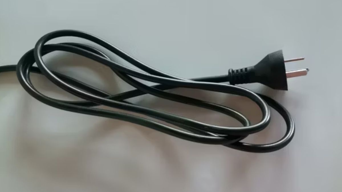 Kiểm tra dây nguồn của máy sấy tóc