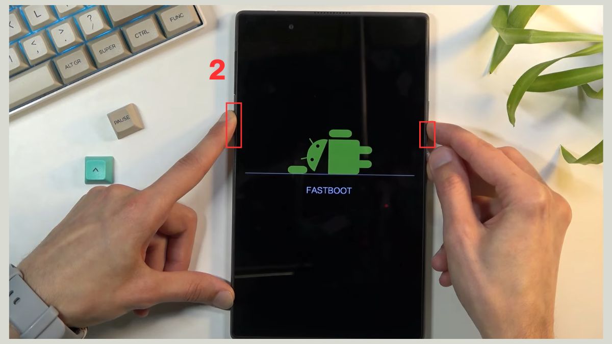 Nhấn giữ đồng thời nút Nguồn và nút Giảm âm lượng