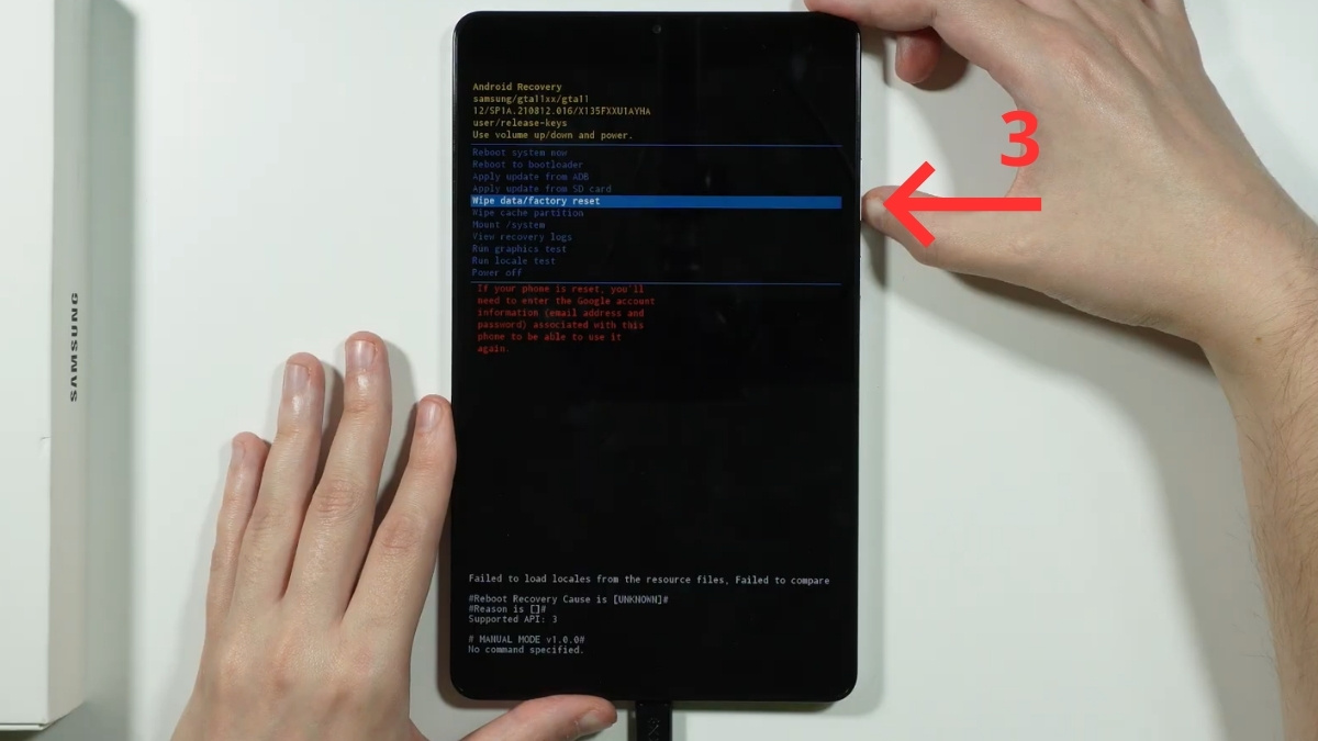 Dùng nút tăng hoặc giảm âm lượng để di chuyển
