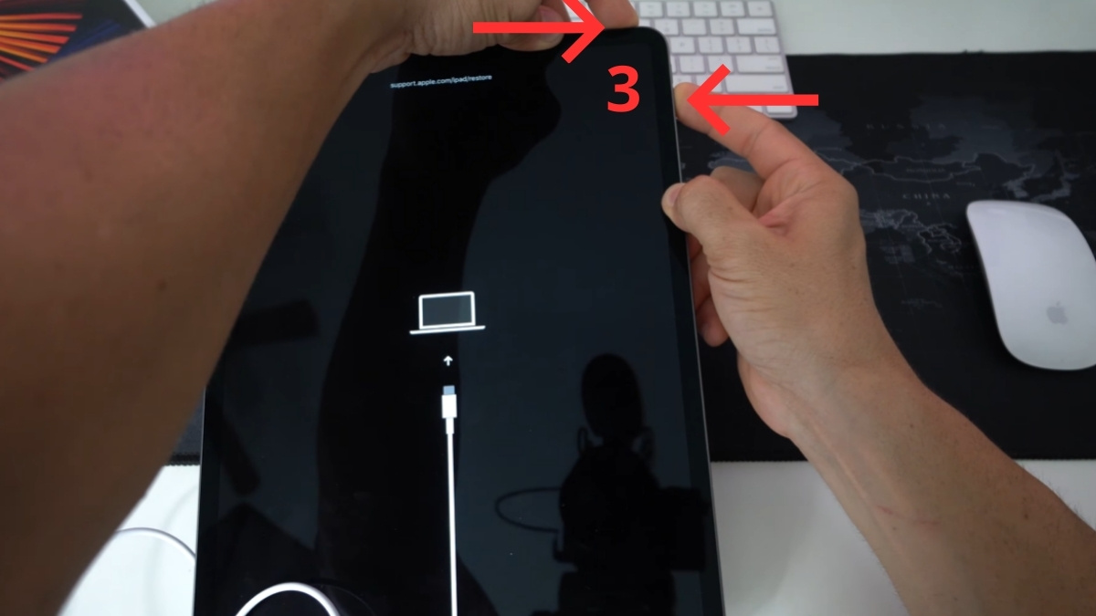 Nhấn giữ tổ hợp phím Force Restart