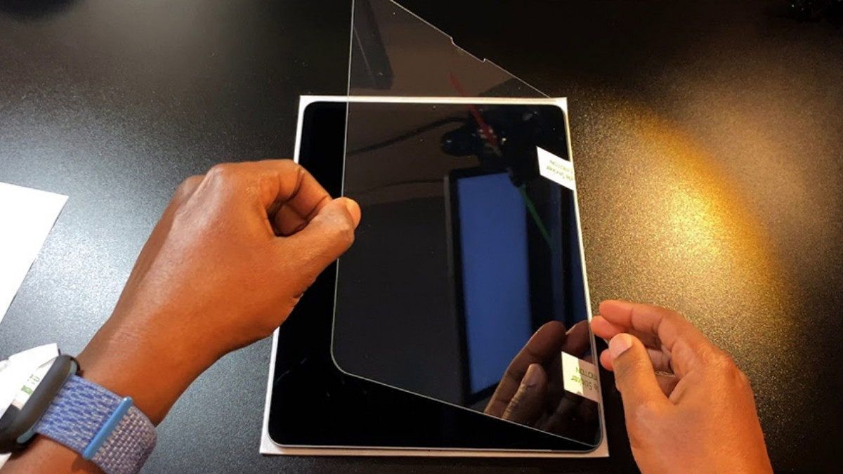 Bảo vệ màn hình bằng phụ kiện phù hợp