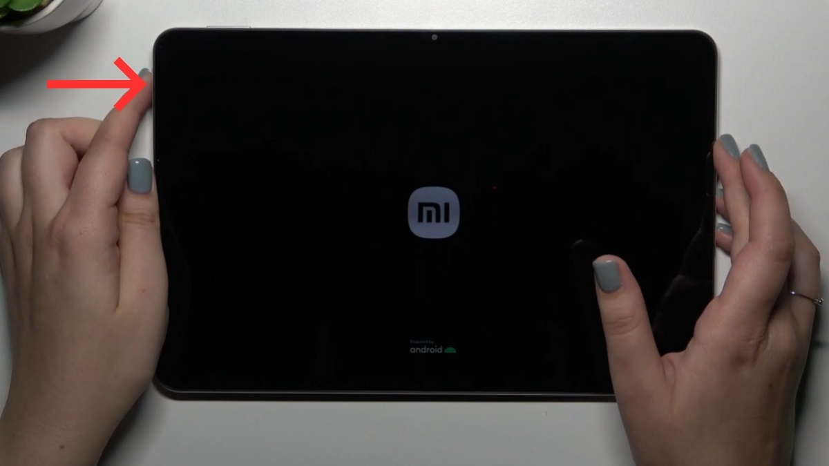 Nhấn giữ nút Nguồn trong khoảng 10-15 giây