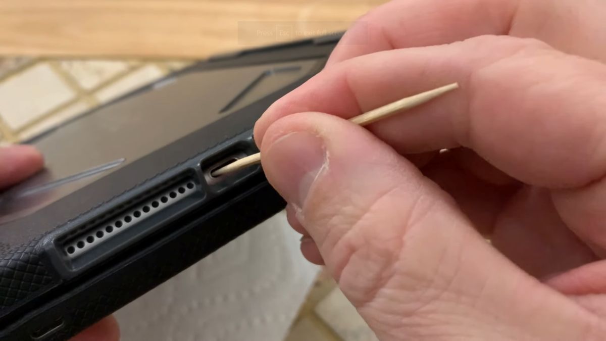 Vệ sinh cổng sạc và kiểm tra chân sạc