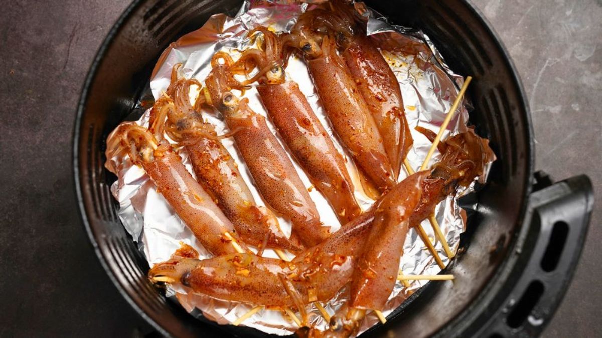 Nướng mực trong nối chiên không dầu