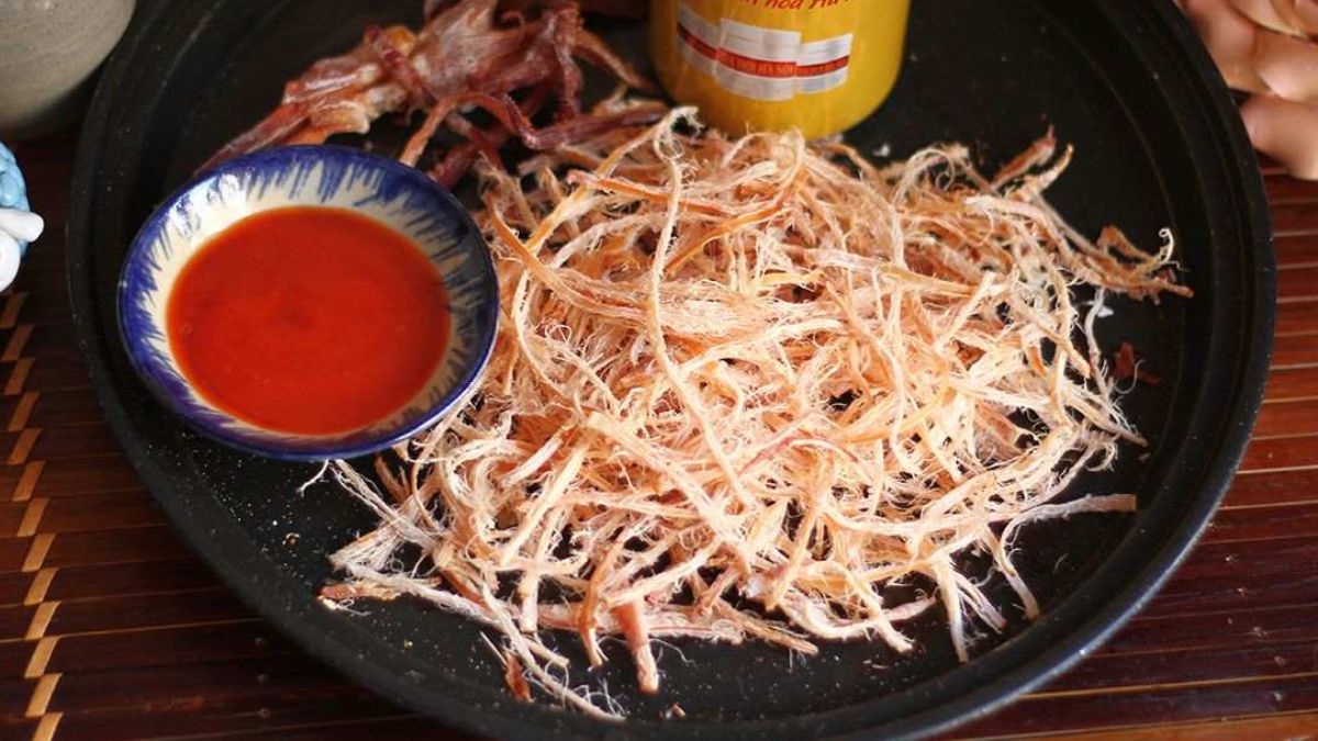 Lấy mực ra, xé sợi vừa ăn