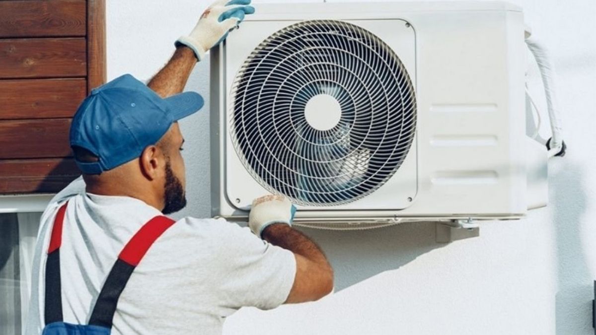 Dùng tua-vít vặn các con ốc cố định