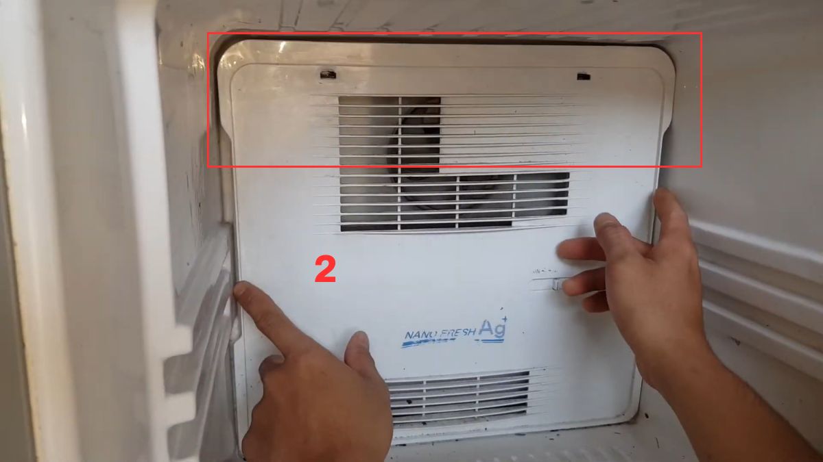 Mở ngăn mát và tháo lớp bảo vệ