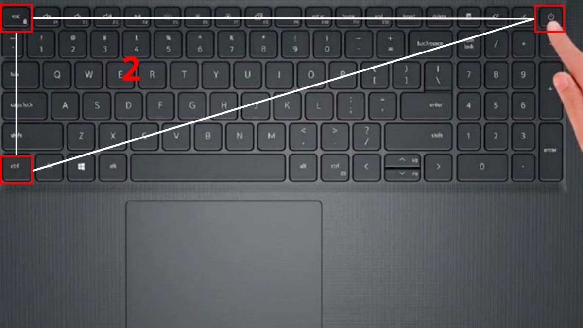 Vừa giữ phím, vừa nhấn nút nguồn để bật máy