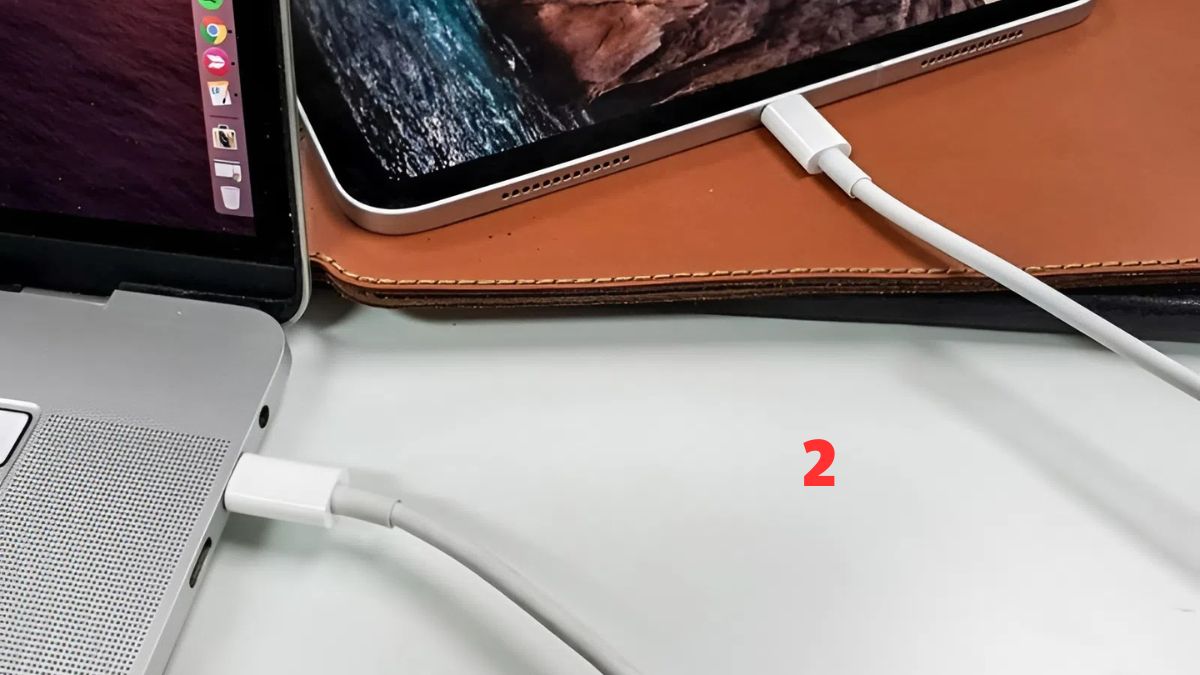 Dùng dây cáp kết nối với iPad