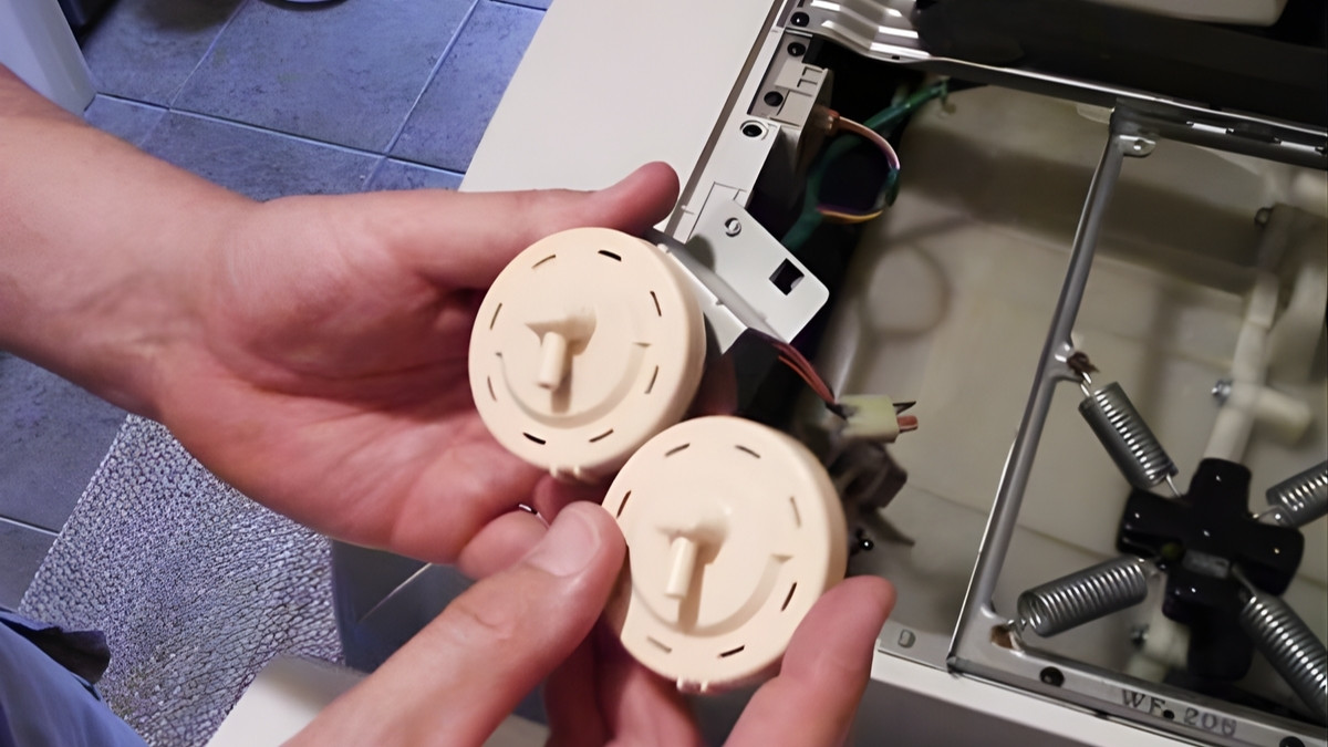 Vệ sinh cảm biến mực nước định kỳ