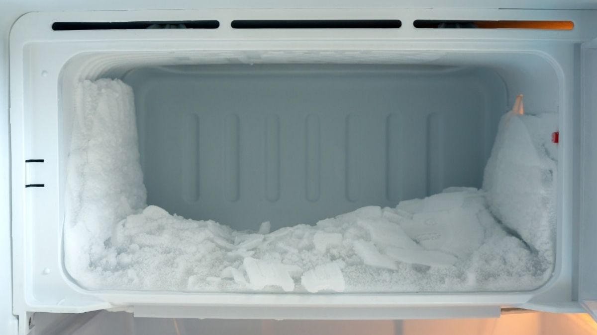 Do lòng tủ đông bị thủng