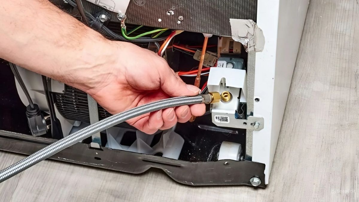 Dùng que nhỏ hoặc dụng cụ chuyên dụng