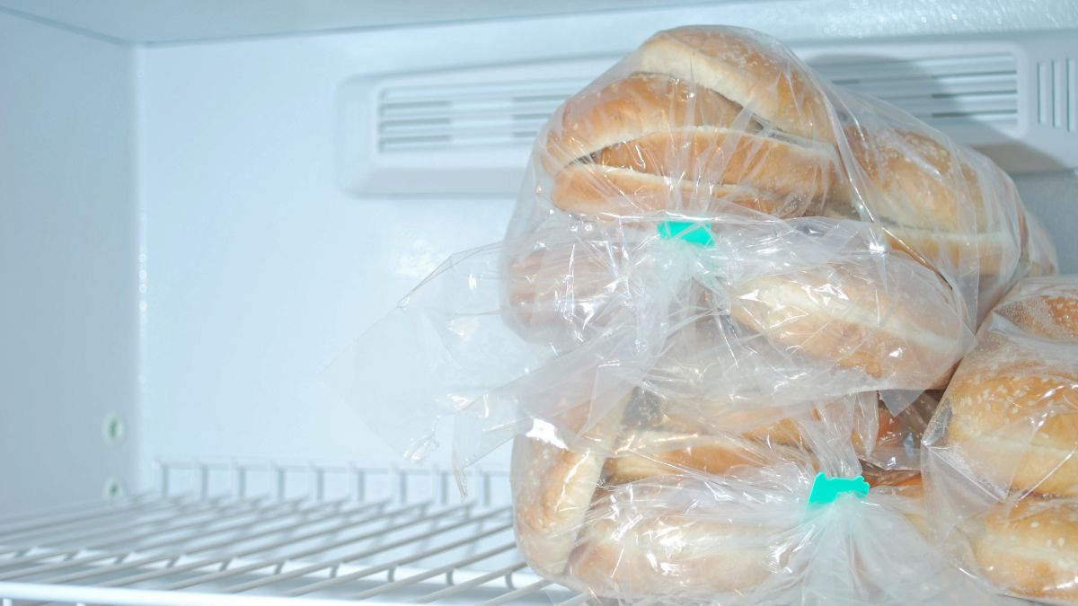 Những thực phẩm không nên bảo quản trong tủ lạnh - bánh mì
