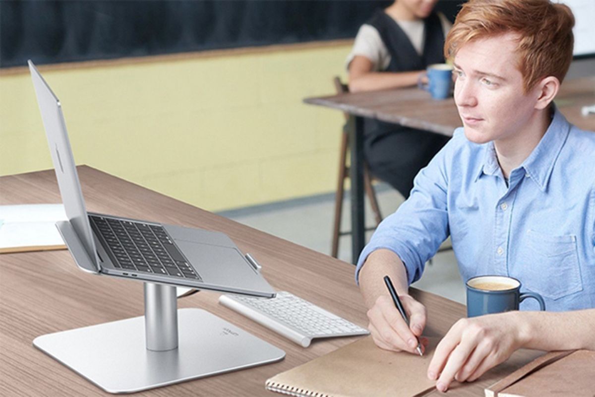 Đặt laptop lên bề mặt phẳng cao, cứng, thoáng khí để giảm nhiệt độ laptop