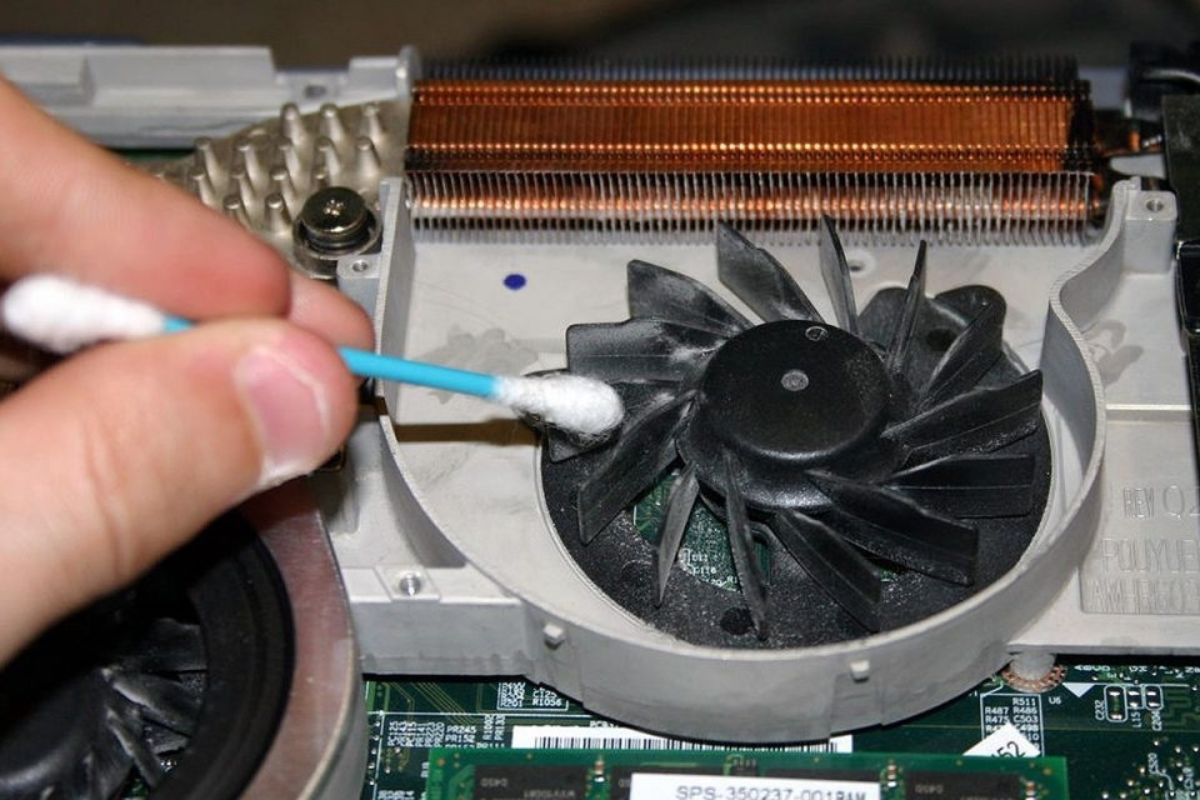 Vệ sinh vỏ quà quạt laptop để hạn chề tình trạng quá nhiệt