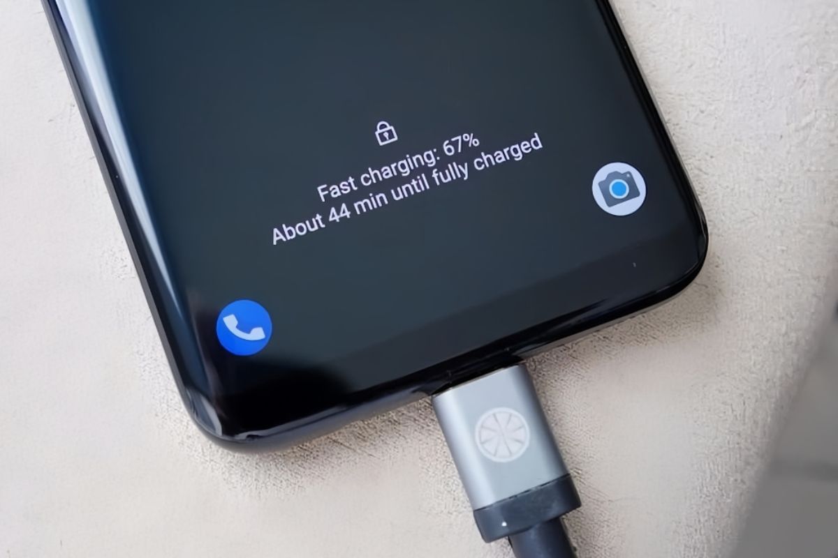 Tránh tình trạng cạn pin rồi mới sạc điện thoại Samsung