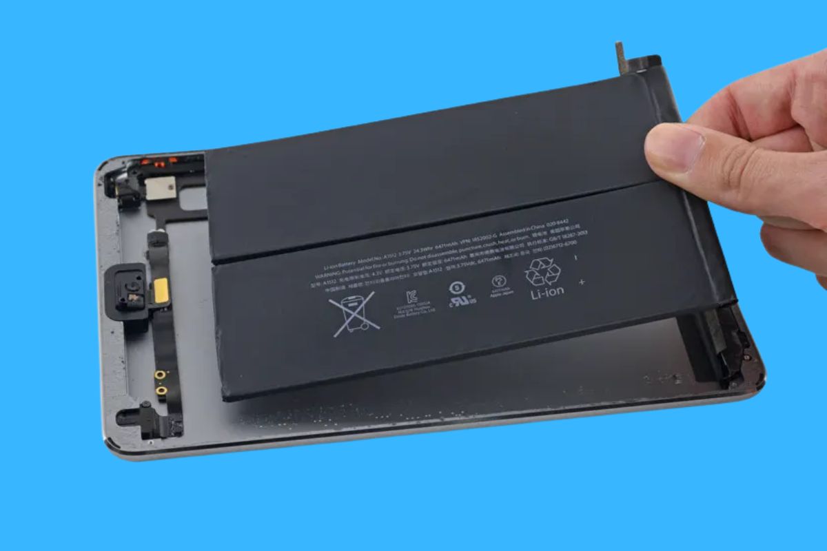 Kiểm tra và thay pin iPad nếu chai nặng giúp loại bỏ tình trạng iPad bị lag