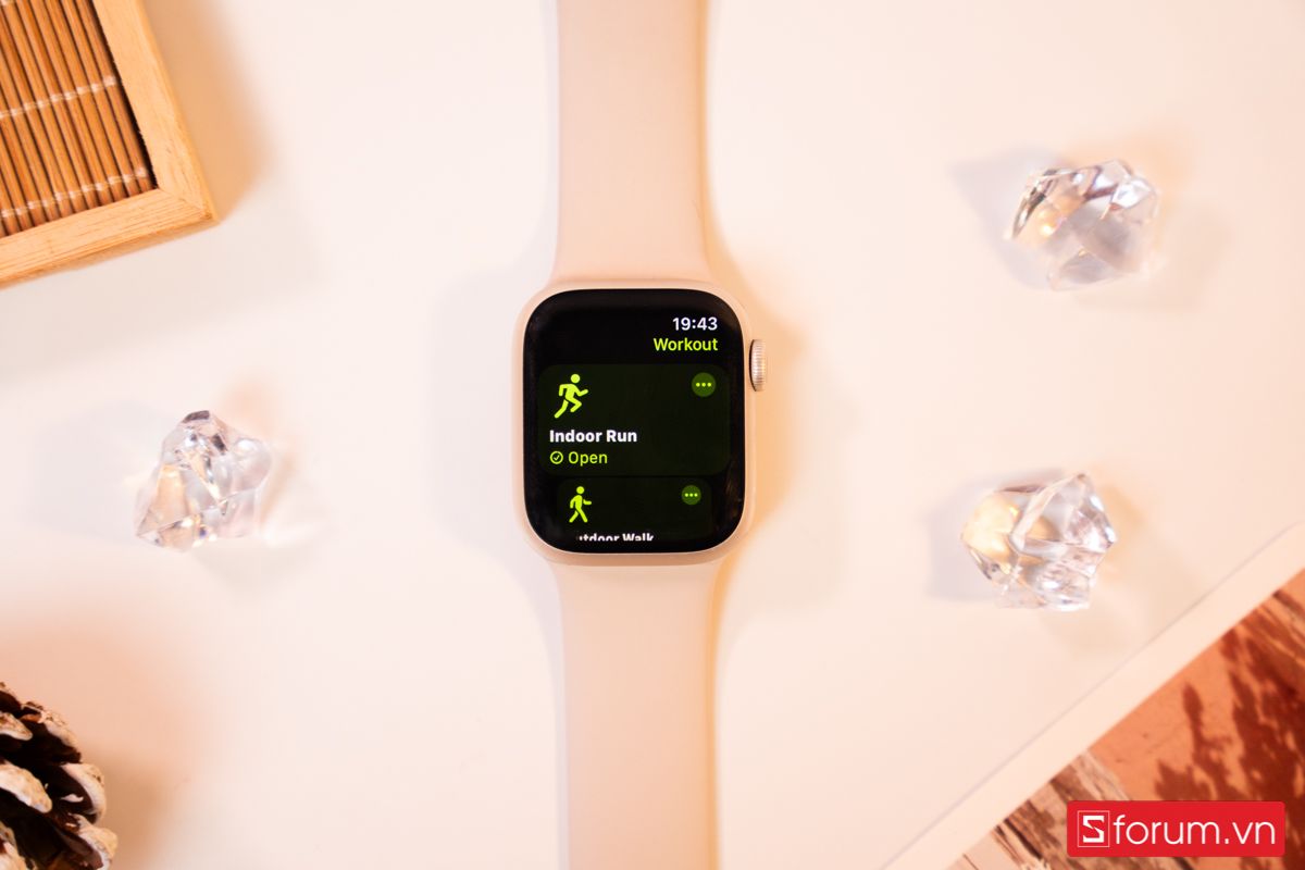 Nữ giới nên chọn mặt đồng hồ size 38mm, 40mm hoặc 42mm để vừa vặn, cân đối