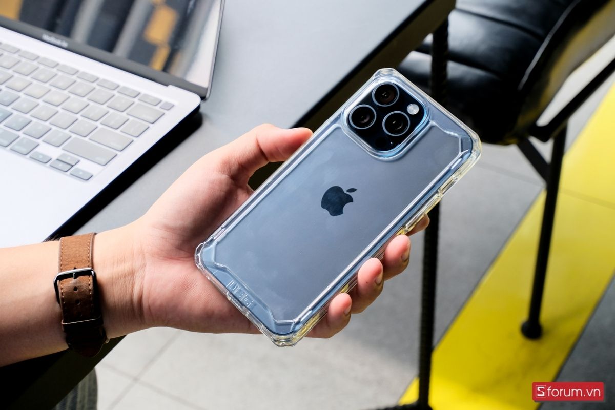 iPhone 15 Pro Max được trang bị pin Lithium-ion, hỗ trợ sạc nhanh 20W