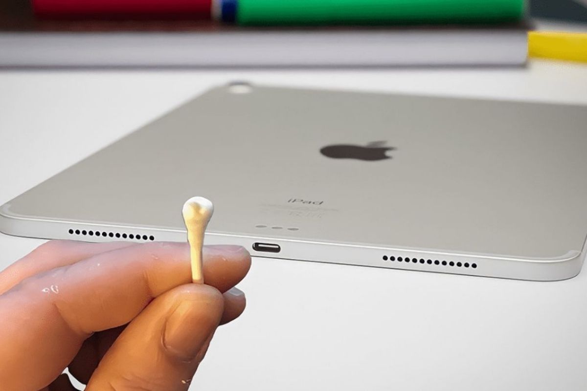 Vệ sinh khe loa iPad đúng cách, an toàn để khắc phục tình trạng loa bị rè