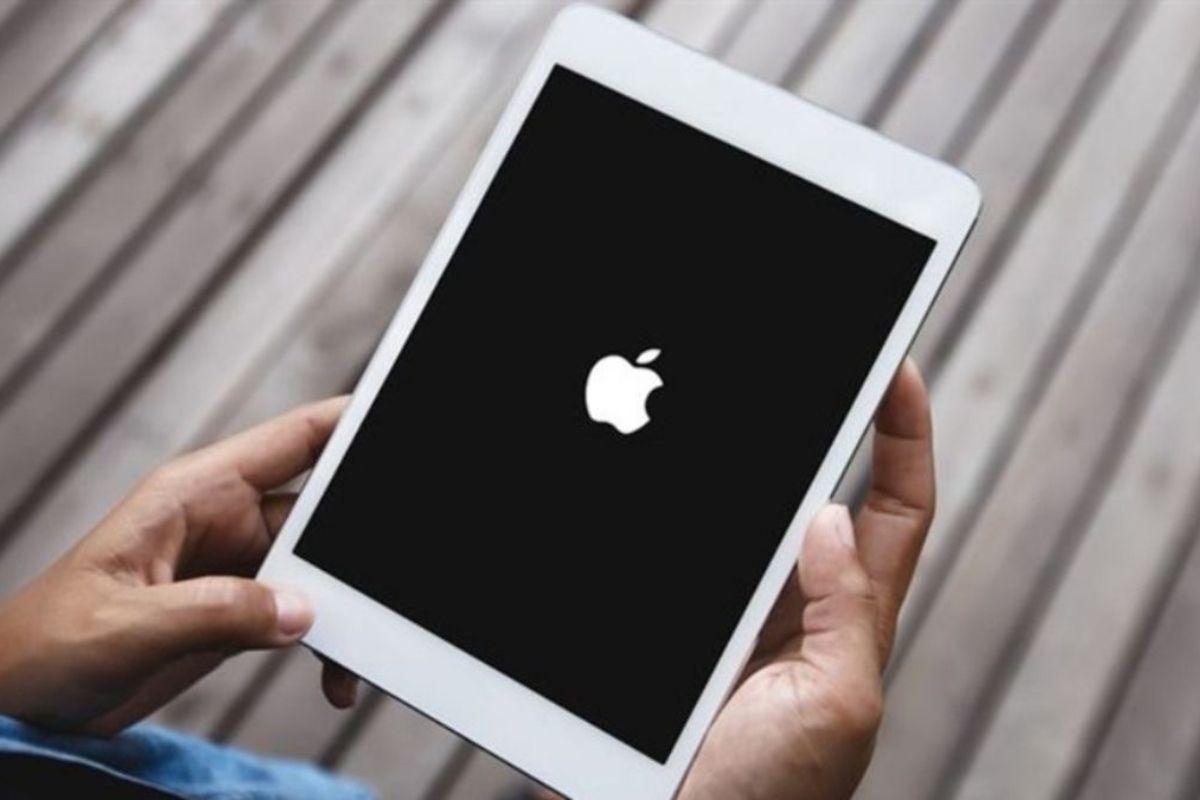 Tắt nguồn iPad một thời gian rồi khởi động lại để xem loa iPad còn rè không