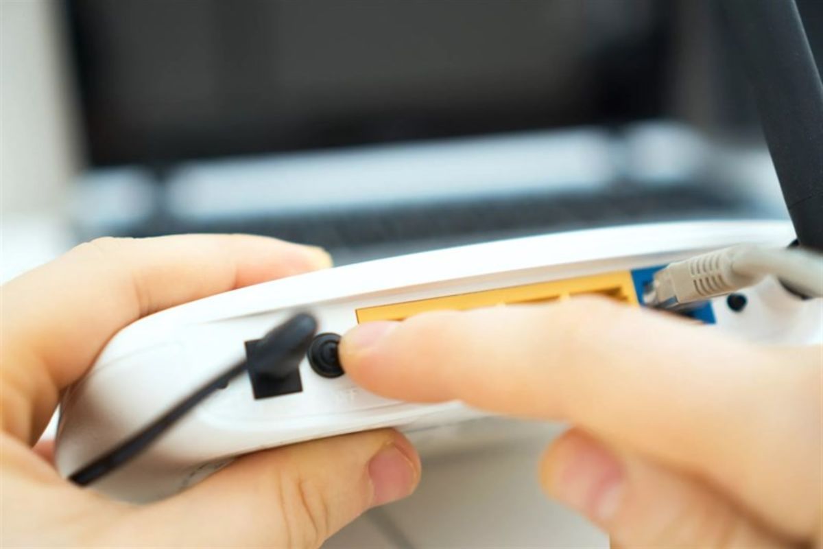 Khởi động lại Router WiFi giúp tín hiệu phát sóng WiFi tốt hơn