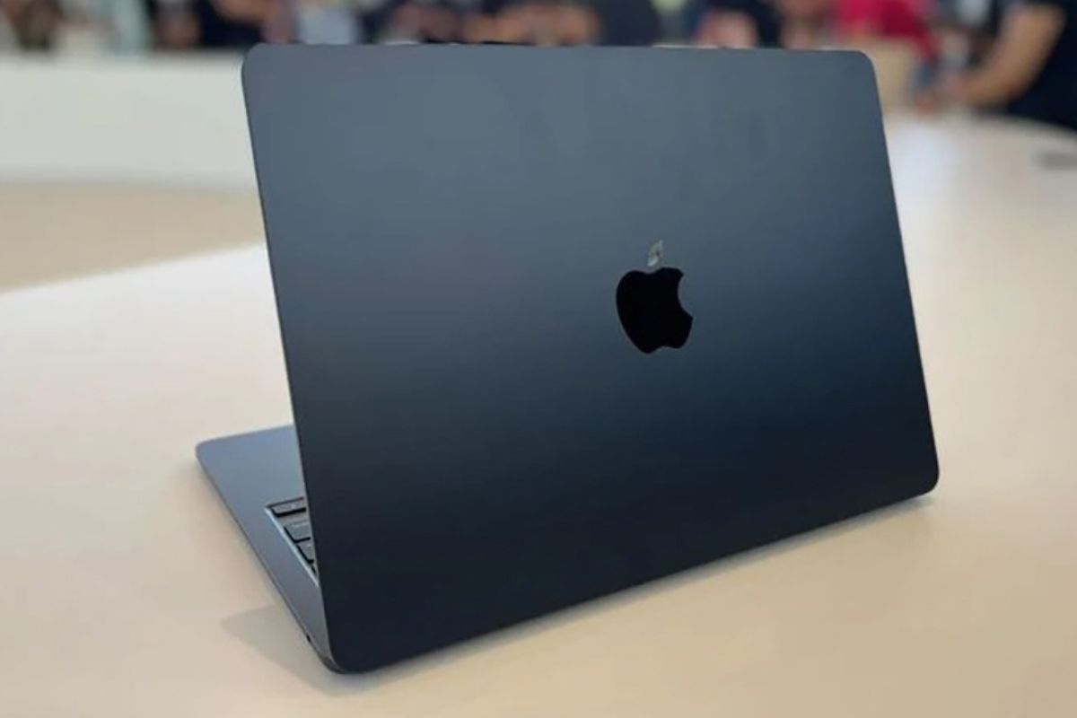 MacBook Air M2 màu đen