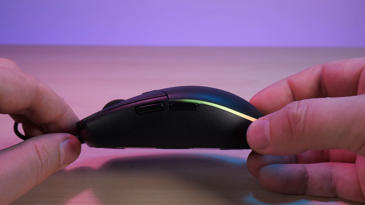 Chuột có thiết kế gọn gàng phù hợp mọi cỡ tay