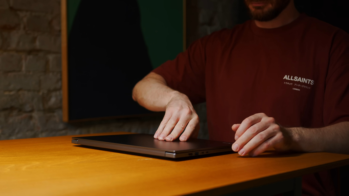 Acer Aspire 16 AI có thân máy cứng cáp