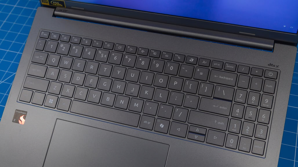 Acer Aspire 16 AI sử dụng cụm bản lề một trục nối dài